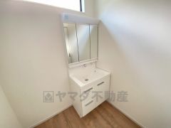 三面鏡裏収納付き洗面化粧台です＾＾ 歯磨きセットやスキンケア用品などの収納に便利ですね。