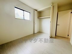 暖かい日差しが差し込む洋室。たっぷり収納できるクローゼット付きでお部屋の中をすっきりと快適に保てます。