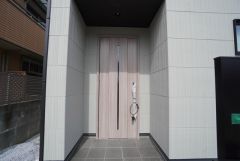 家の顔となる玄関扉がかっこいいと、たくさんの人を招き入れたくなりますね＾＾奥まって設置されており、雨にも濡れにくくなっています。