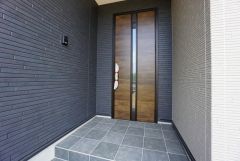 家の顔となる玄関扉がかっこいいと、たくさんの人を招き入れたくなりますね＾＾奥まって設置されており、雨にも濡れにくくなっています。