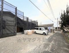 前面道路は南東側約4ｍの公道に面しています。 住人以外の車の進入も少なく、小さなお子様を持つご家庭にも安心です。 