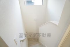 お子様も高齢の方も安心して上り下りができる手摺がついた安心設計です。 階段には小窓を配置しました。日中でも暗くなりがちな階段下が明るくなり安全ですね。