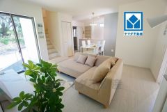 16帖。家族が集まる開放的なリビング。思い思いの時間を過ごしたり食事をしたり、素敵な団らんの場になりますね。CGによるイメージ画像