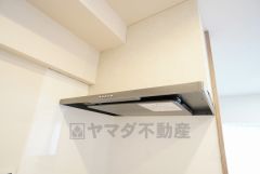 コンロ上には換気扇完備＾＾調理時の蒸気や匂いが換気扇に誘導され、効率的に排煙ができます＾＾