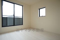 主寝室としてお使いいただけそうなこちらのお部屋は、日当たりが良く、爽やかな風を感じて起きる朝は、快適生活の始まりに。