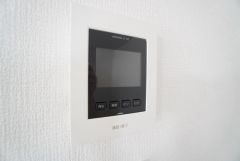 防犯性、セキュリティ対策に安心できるテレビモニター付きインターフォンです。セールスマン対策にもなり安心できます。