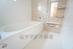 1日の疲れを癒すくつろぎのバスルーム。足を伸ばしてもゆったりと入れるサイズです。お子様と一緒にお風呂に入っても狭くないですね＾＾ 