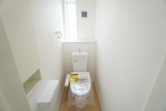 1階2階の2ヶ所にトイレがありますので、忙しい朝にも家族に気を使わず、ゆとりが生まれますね＾＾ 小窓付きで換気する時に便利です＾＾