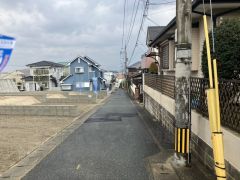 前面道路は南東側約4ｍの公道に面しています。