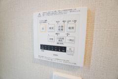 浴室暖房乾燥機には、暖房、乾燥、涼風、換気の4つの機能が付いています。タイマー付きです。換気・雨の日の洗濯も安心です＾＾