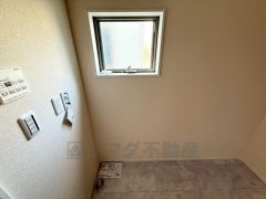 ランドリースペース上部には窓も付いており換気に便利です＾＾