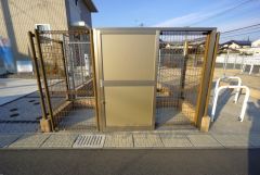 分譲地内ゴミ置き場。