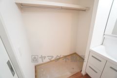 洗面室にはハンガーパイプ収納あり＾＾