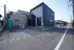 前面道路は東側約4.8ｍの公道に面しています。