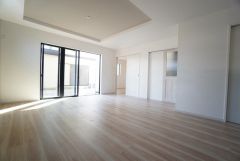大きな窓のあるリビングは、陽光あふれる明るい空間です。居心地良く、ご家族皆がゆったり寛げる憩いの空間となりそうです。