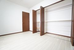 暖かい日差しが差し込む洋室。たっぷり収納できるクローゼット付きでお部屋の中をすっきりと快適に保てます。