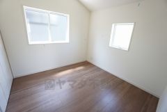 約4.5の洋室。家具を選ばないナチュラルな色合いの壁紙とフローリングです。