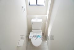 温水洗浄機付トイレです。節水機能もあるので、安心して使えますね。もちろん、1階2階の2ヶ所にトイレがあるので、忙しい朝にもゆとりができますね。