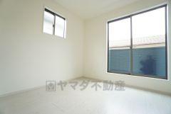 2階5.2帖洋室。明るい室内は、風通しも良く、大変居心地の良い空間となっております。日当たりがよく、子供部屋としての利用もおすすめ。