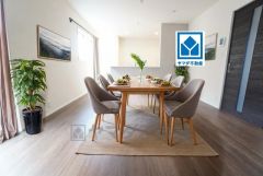 明るく開放感あふれるリビング。大きな窓からの自然光が明るく心地よい空間を作り出します。家具はCGによるイメージ画像です。