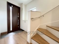 ご年配の方でも安心できる、手すり付き階段です＾＾段差も低めで設定されてますので安全性にも優れてますね＾＾