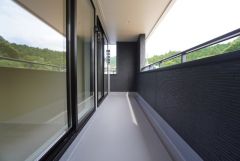 幅広のインナーバルコニーは多少の雨でも洗濯物を守ってくれ、家事を助けてくれること間違いなし。眩しすぎる日差しも和らげます。
