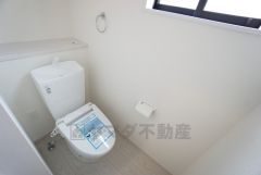 1階2階の2ヶ所にトイレがありますので、忙しい朝にも家族に気を使わず、ゆとりが生まれますね＾＾ 小窓付きで換気する時に便利です＾＾