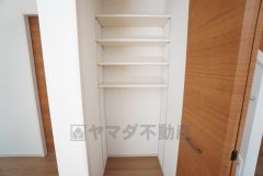 キッチン横に広々としたパントリー付き＾＾洗面室にも近く、食料品だけでなく日用品などの収納にも＾＾