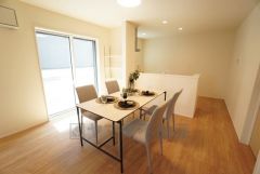 窓から光が差し込む明るいダイニングです＾＾