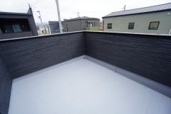大型のバルコニーは日当たり良好です。お洗濯物も気持ちよく干せそうです。日光浴をしたり、星を眺めたりも良いですね^^