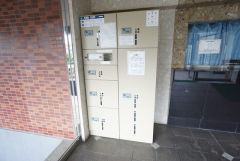 宅配ボックス付き。お仕事中や外出中などの不在時にも荷物が受け取れるのはとっても便利ですね＾＾