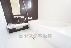 1日の疲れを癒すくつろぎのバスルーム。足を伸ばしてもゆったりと入れるサイズです。お子様と一緒にお風呂に入っても狭くないですね^^