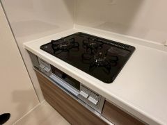 3種類の料理が同時に調理できる、3口ガスコンロ。忙しい夕食の支度時間が短縮できて効率よくお料理が楽しめます。