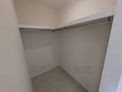 洋室にはハンガーパイプ付きのウォークインクローゼットが設けられています。たっぷり収納できるので衣替えの心配もいりませんね＾＾