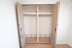 中央仕切り＆2本のハンガーパイプを備えた大容量クローゼット。季節物と普段使いを賢く分けられ、整理整頓もスムーズです＾＾