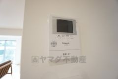 防犯性もばっちり、TVモニター付きインターホン完備。大きなモニターで玄関先を確認できます。録画機能が付いているので不在時の訪問者も確認できて安心です＾＾