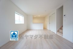 18帖。家族が集まる開放的なリビング。思い思いの時間を過ごしたり食事をしたり、素敵な団らんの場になりますね。