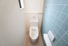 温水洗浄機付トイレです。節水機能もあるので、安心して使えますね。もちろん、1階2階の2ヶ所にトイレがあるので、忙しい朝にもゆとりができますね。
