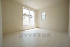 6.85帖。主寝室としてお使いいただけそうなこちらのお部屋は、日当たりが良く、爽やかな風を感じて起きる朝は、快適生活の始まりに。