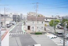 目の前に日差しを遮る建物がないので、日当たり＆風通し良好です＾＾心地よい自然の光や風を感じることができ、ほどよく開放感のある空間がつくれます。