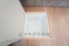 キッチンに床下収納があります。長期保存ができるもの、調理器具、防災グッズを入れておくのもいいですね。