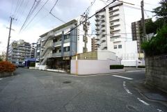 西鉄大牟田線「春日原」駅徒歩3分。JR鹿児島本線「春日」駅徒歩6分。