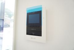 防犯はもちろん、セールスマン対策にもなるモニター付きインターホンです。 来訪者の顔が見えるので安心ですね＾＾