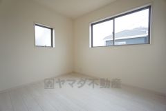 5.25帖。2面採光を確保した明るい室内は、風通しも良く、大変居心地の良い空間となっております。日当たりがよく、子供部屋としての利用もおすすめ。