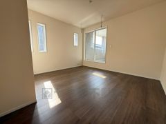 7.5帖洋室。主寝室としてお使いいただけそうなこちらのお部屋は、日当たりが良く、爽やかな風を感じて起きる朝は、快適生活の始まりに。