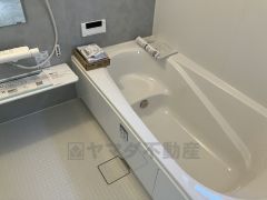 1日の疲れを癒すくつろぎのバスルーム。足を伸ばしてもゆったりと入れるサイズです。お子様と一緒にお風呂に入っても狭くないですね＾＾