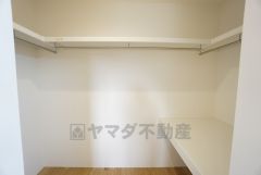 約6帖の洋室にはハンガーパイプ付きのウォークインクロゼットが設けられています＾＾