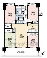 4LDK。主寝室からリビング＆水廻りの2方へ行ける回遊動線＾＾家事効率＾＾奥まった場所にキッチンを配置。リビングでの寛ぎを邪魔しない仕様です＾＾ 