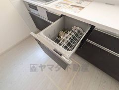 炊事時間を大幅に短縮できる食器洗浄乾燥機付き＾＾食器を洗う手間が減るので家族とのコミュニケーションの時間や自分の時間が増えますね。