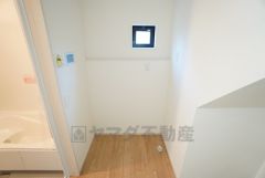 ランドリースペース上部には窓も付いており換気に便利です＾＾